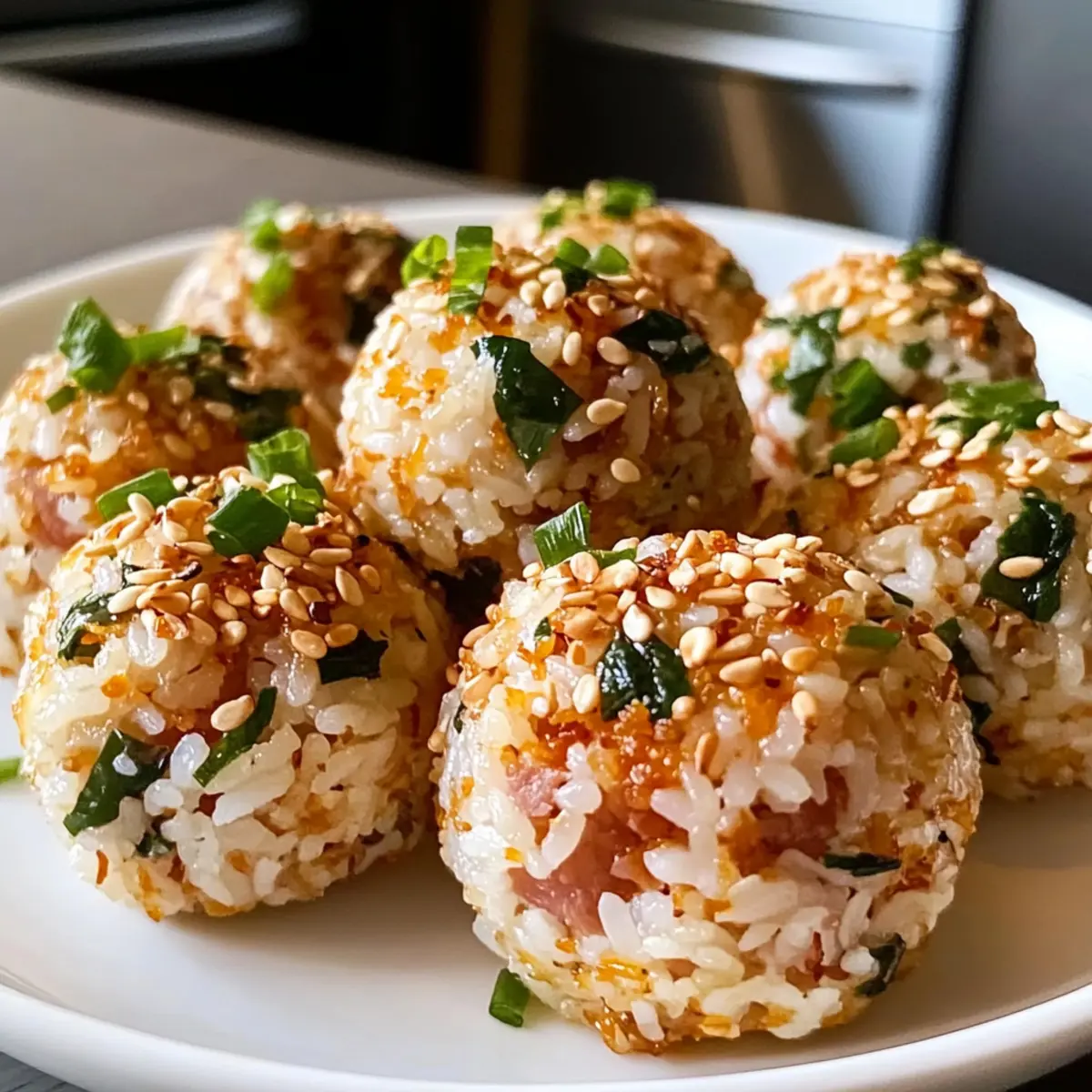 Gewürzte koreanische Thunfisch-Reisbällchen lieben!