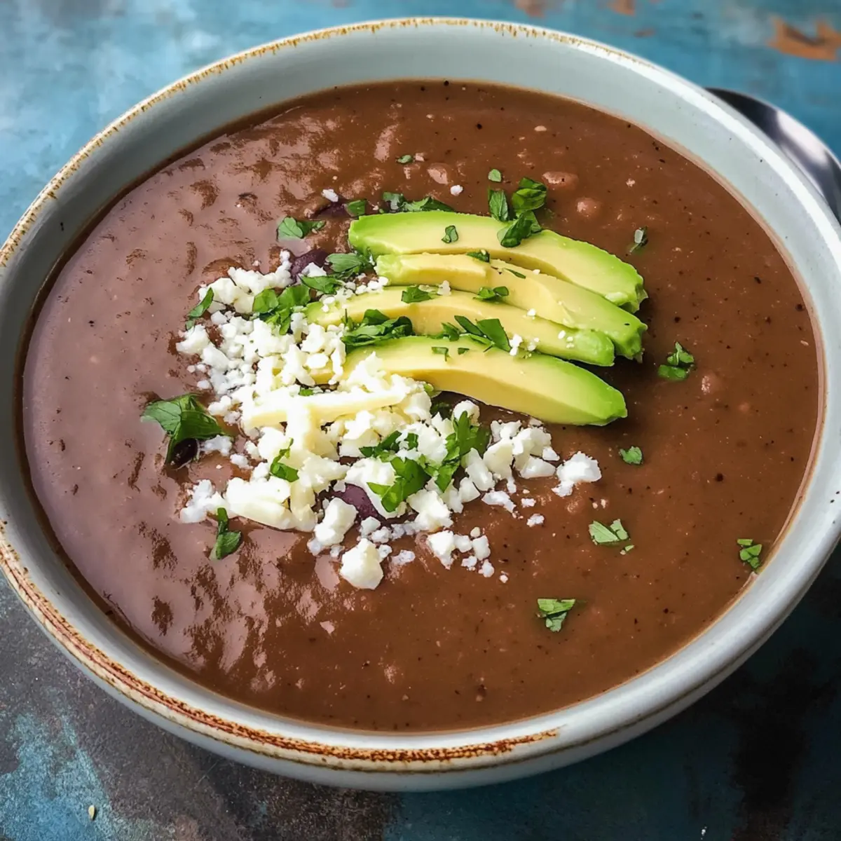 Cremige schwarze Bohnensuppe in 30 Minuten genießen