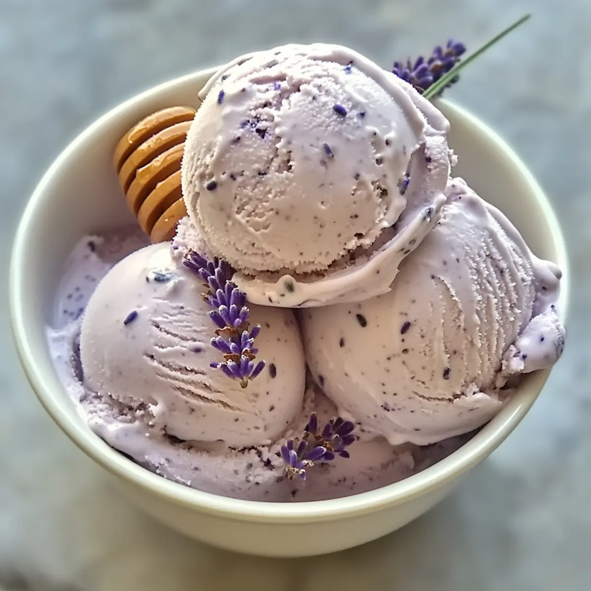 Honig Lavendel Eiscreme für sommerliche Genussmomente