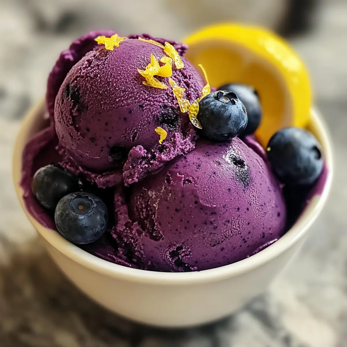 Kein Churn Heidelbeer-Zitronen-Sorbet für den Sommer