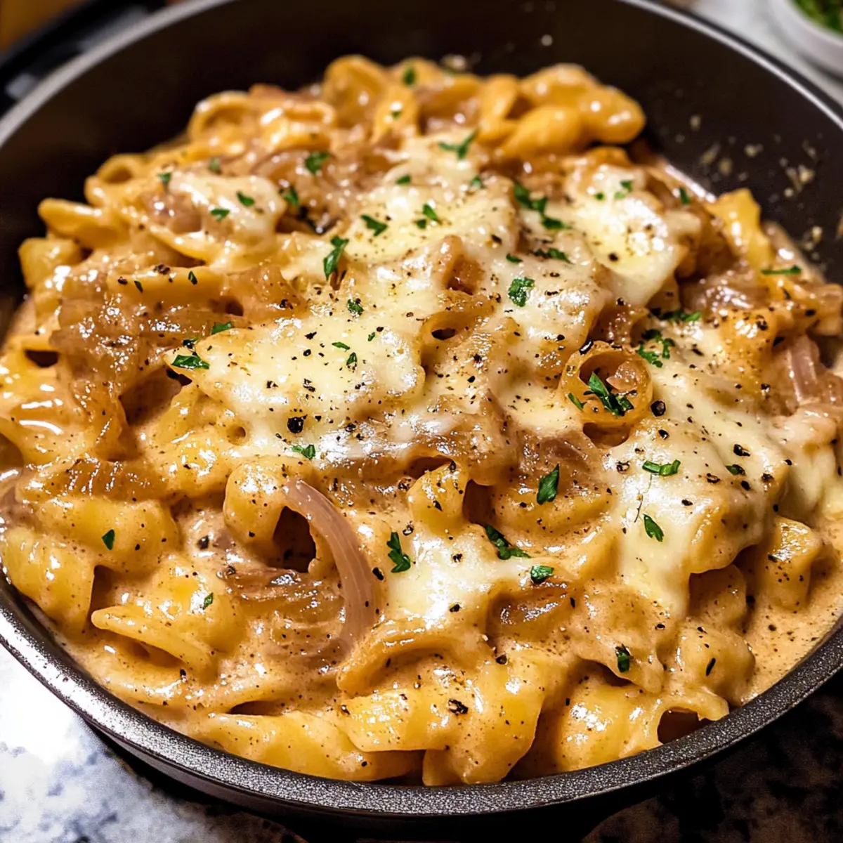 Ein-Topf Französische Zwiebel-Pasta für Genussmomente