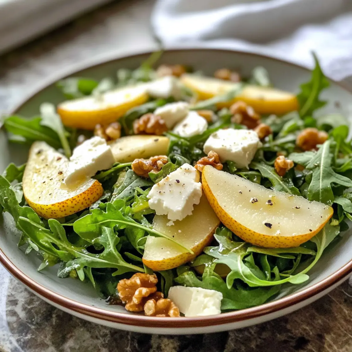 Birnen- und Rucolasalat mit Honig-Vinaigrette schnell zubereiten