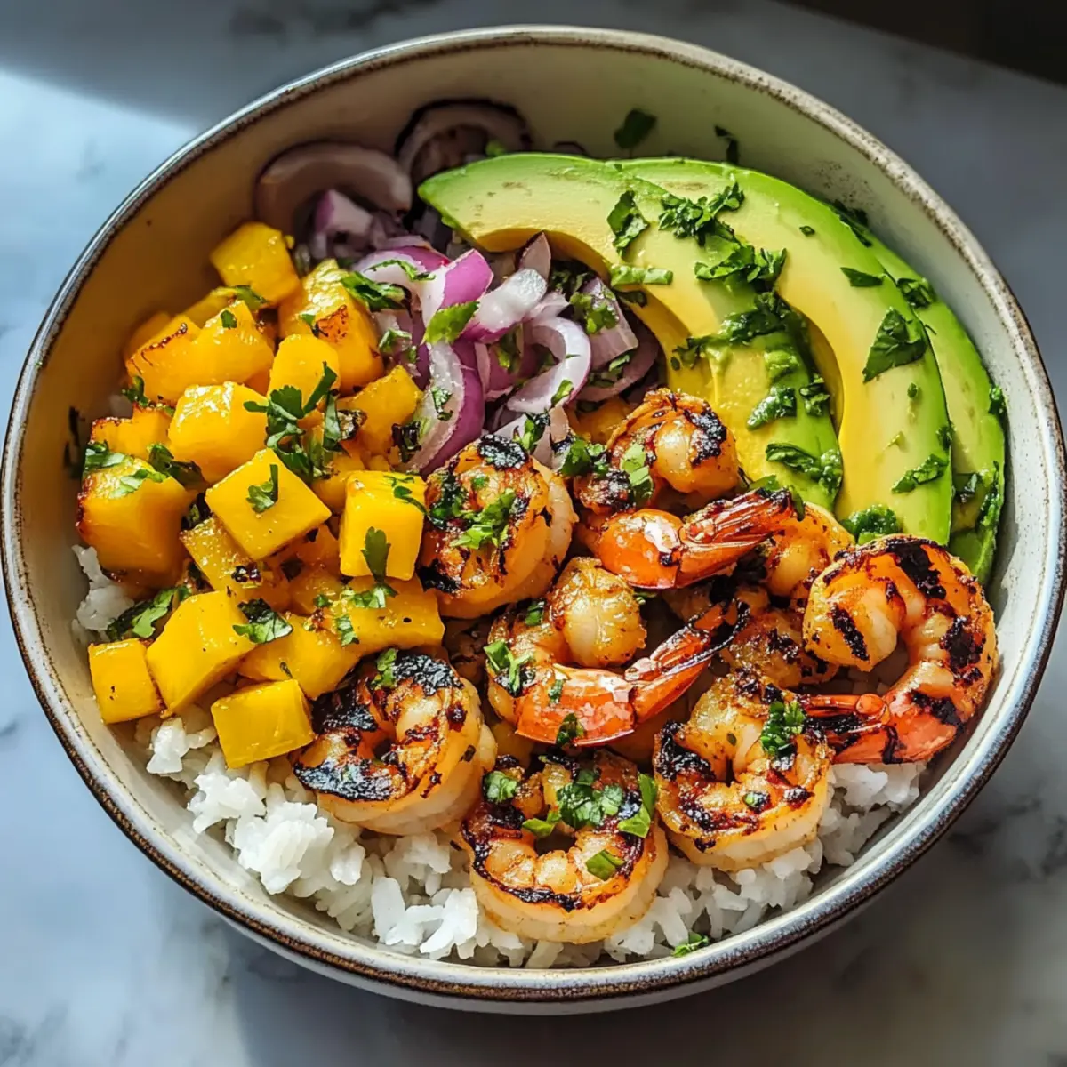 Shrimp und Avocado Schüssel mit tropischem Flair
